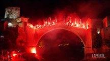Tuffi mozzafiato di notte dal ponte di Mostar: antico rito di passaggio per... diventare uomini