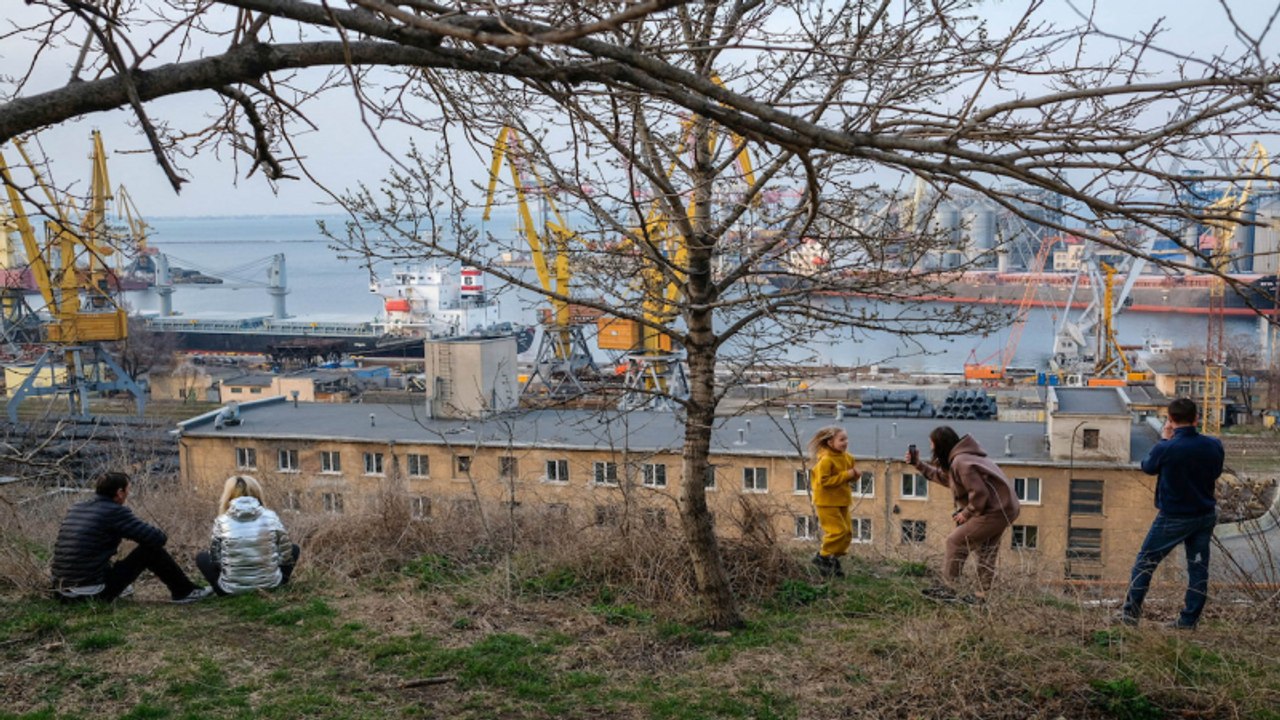Parte del puerto ucraniano de Odesa el primer buque con grano desde el inicio de la invasión