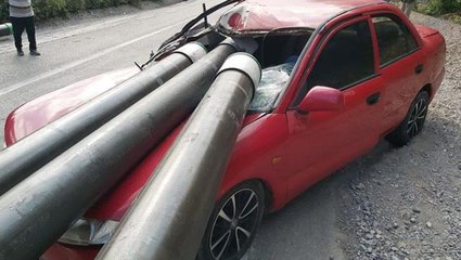 Tırdan düşen 3 tonluk borular, arkadan seyreden otomobili perte çıkardı
