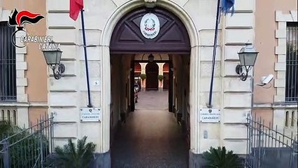 Catania, ruba da un'auto parcheggiata vicino al  comando dei carabinieri: incastrato dai video