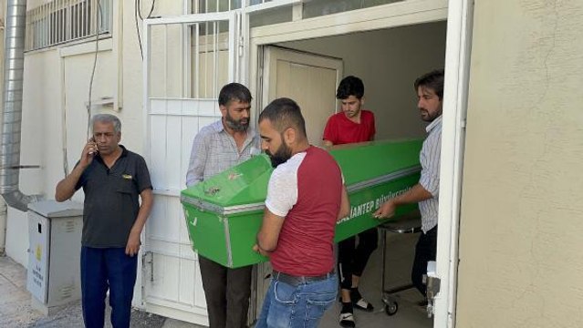 Gaziantep haberleri... GAZİANTEP'TE LASTİĞİ PATLAYAN MOTOSİKLET DEVRİLDİ 1 ÖLÜ, 1 YARALI