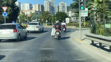 KARTAL'DA TRAFİKTE BAVUL TAŞIYAN MOTOSİKLETLİ KAMERADA