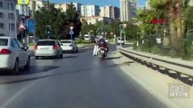 Trafikte bavul taşıyan motosikletli kamerada