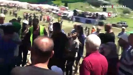 Artvin'de yamaç paraşütçüsü piknikçilerin üstüne düştü: Neye uğradıklarını şaşırdılar