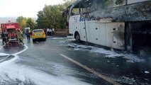 Yolcu otobüsü alev alev yandı, karayolu ulaşıma kapandı