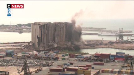 Download Video: Liban: Des silos à grains endommagés au port de Beyrouth se sont effondrés à la suite d'un incendie, à quatre jours du deuxième anniversaire de l'explosion dévastatrice dans ce port - VIDEO