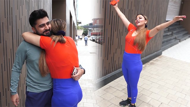 Rakhi Sawant बीच Road Bf Adil से Romance Video Viral । Boldsky *Entertainment