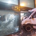 Son dakika haberleri... İstanbul'da servis aracının bankaya daldığı anlar kamerada: Para çekerken ölümden döndü