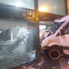 Son dakika haberleri... İstanbul'da servis aracının bankaya daldığı anlar kamerada: Para çekerken ölümden döndü