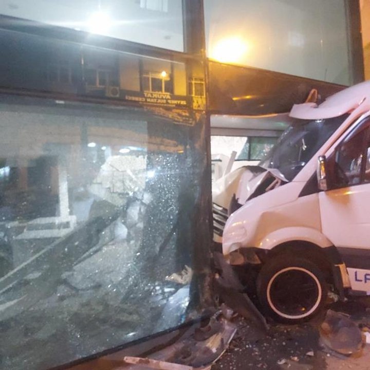 Son dakika haberleri... İstanbul'da servis aracının bankaya daldığı anlar kamerada: Para çekerken ölümden döndü