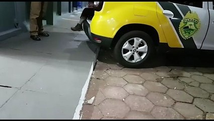 Homem atira tijolos na casa do vizinho e fere homem com tijolada na testa