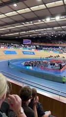 Un cycliste sur piste termine en tribunes en voulant éviter une chute aux Jeux du Commonwealth