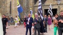 Le romancier Ken Follett découvre la cathédrale dont il finance la restauration