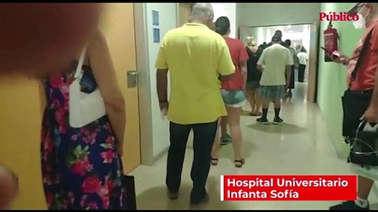 Vídeo | Largas colas de espera en el Hospital Infanta Sofía para una extracción de sangre