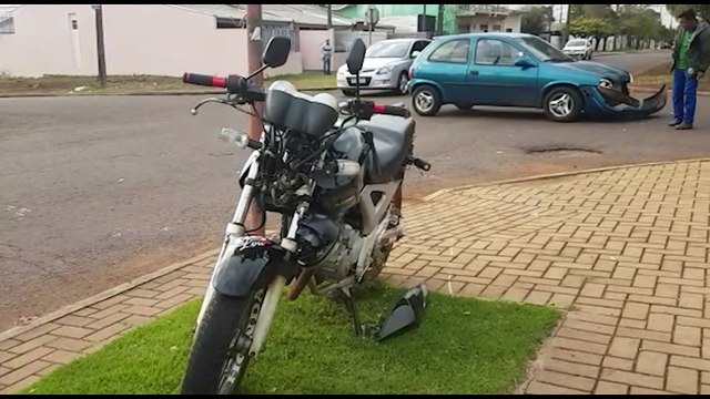 Jovem fica ferido após colisão entre carro e moto no Pioneiros Catarinenses