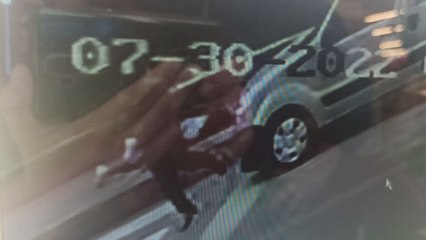 Sokakta tanımadığı kadına yumruk atıp, dişlerini kırdı