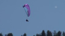 Yamaç paraşütü pilotu rüzgar yön değiştirince piknik yapanların üzerine indi (2)