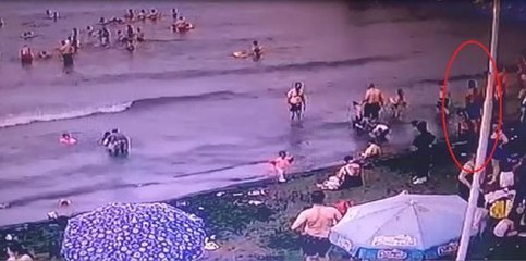 KÖPEĞİN DENİZDE YÜZEN ÇOCUĞA SALDIRDIĞI ANLAR KAMERADA