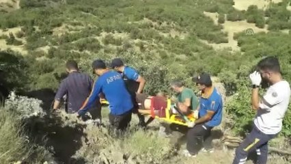 Kayalıktan düşen çoban kurtarıldı