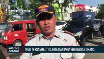 Truk Bermuatan Besi Tersangkut di JPO Bekasi, Lalu Lintas Sempat Macet Belasan Kilometer