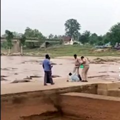 ASI की दबंगाई: एनीकट में भीड़ को रोक,कारन पूछे जाने पर युवक को घसीटते विडियो हुआ वायरल