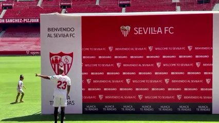 Marcao posa por primera vez con la camiseta del Sevilla FC en el Ramón Sánchez-Pizjuán