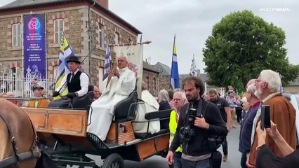 Ken Follett visita la cattedrale in Bretagna che sta aiutando a restaurare