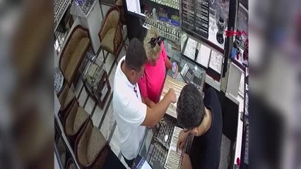 Son dakika haberi | MACAR ÇİFTİN ALTIN BİLEKLİK HIRSIZLIĞI KAMERADA