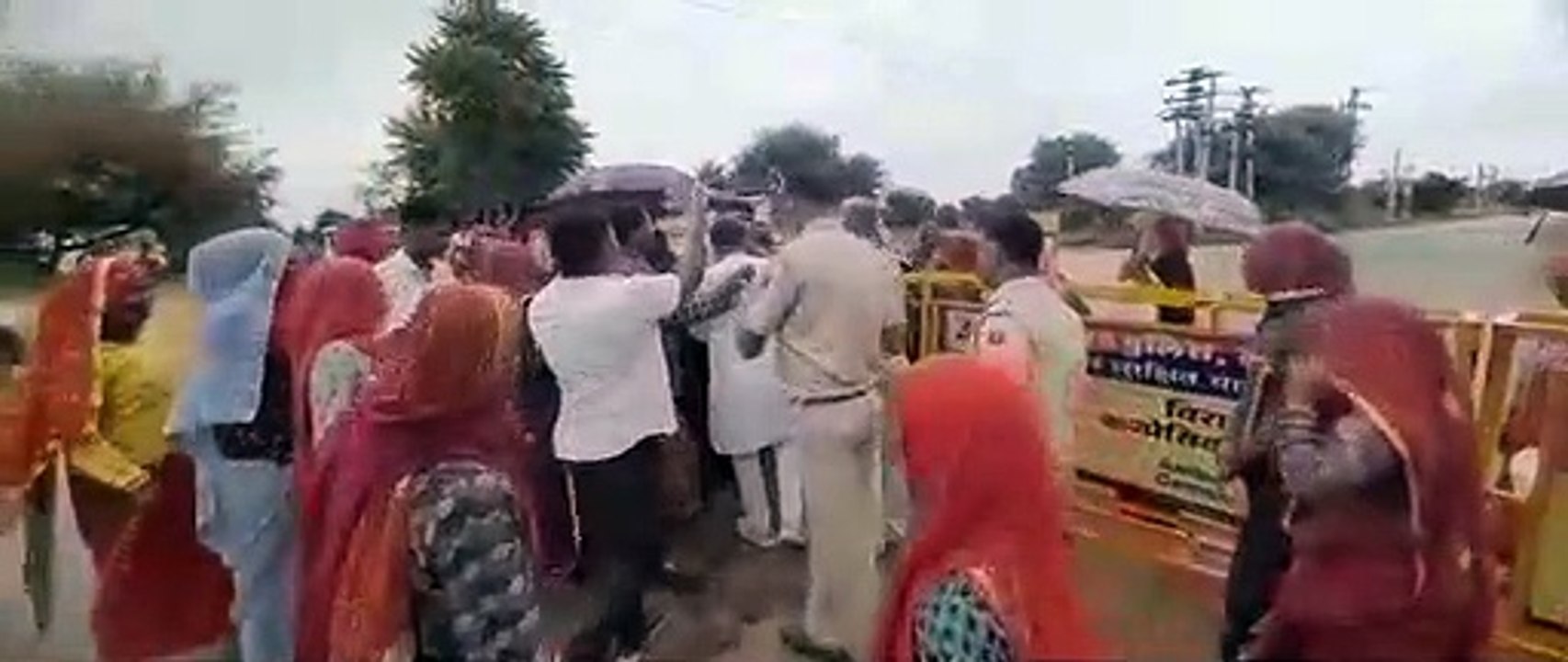 मनरेगा मजदूरों ने पुलिस थाने का किया घेराव, रास्ता रोककर किया प्रदर्शन