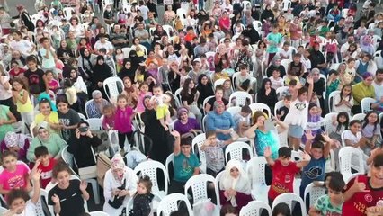 Bağcılar'da vatandaşlar, açık hava sinemasının keyfini yaşıyor