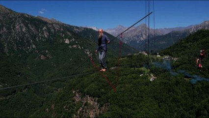 Impresa tra cielo e terra del funambolo Andrea Loreni