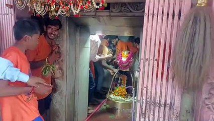 गूंजे भोले के जयकारे, किया जलाभिषेक
