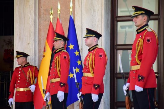 İspanya Başbakanı Sanchez, Arnavutluk Başbakanı Rama tarafından resmi törenle karşılandı