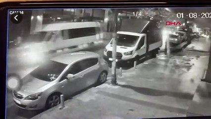 İSTANBUL ? KAĞITHANE'DE ÖKSÜRÜK KRİZİ TUTAN ŞOFÖRÜN MİNİBÜSLE BANKAYA GİRDİĞİ ANLAR KAMERADA
