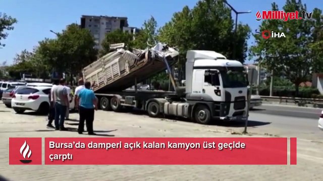Damperi açık kamyon üst geçide çarptı