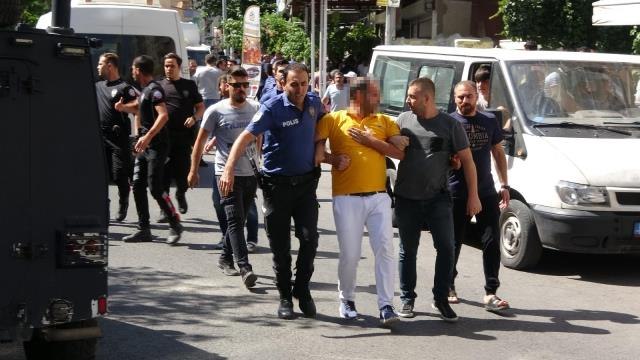 6 kişinin yaralandığı, 5 kişinin gözaltına alındığı kazada ortalık savaş alanına döndü