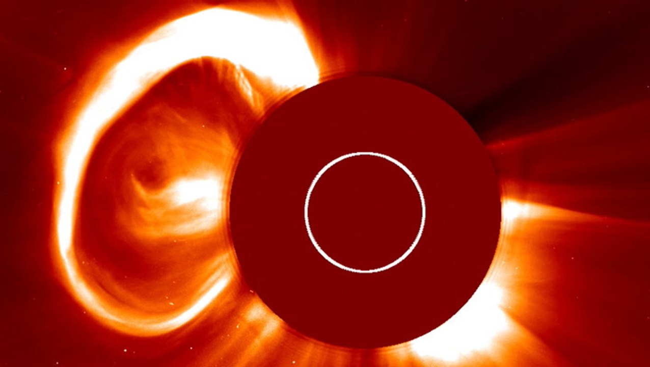Long-duration solar flare generates massive CME