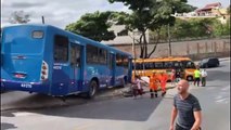 Ônibus bate em veículos e invade restaurante no bairro Glória, em Belo Horizonte