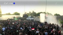 قوات الأمن العراقية ترش المياه على المتظاهرين المؤيدين للإطار التنسيقي
