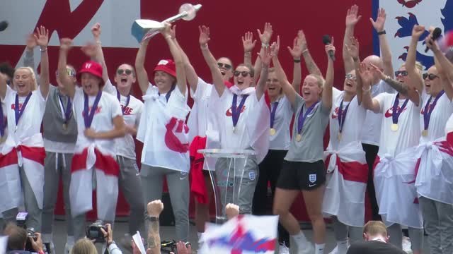 Finale - Les Lionesses présentent le trophée au peuple anglais