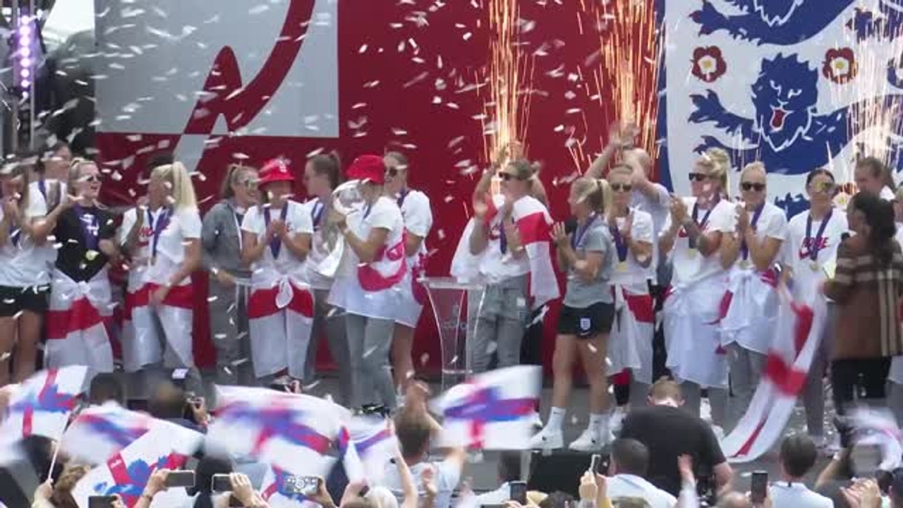 ‘Lionesses’ präsentieren Fans den EM-Pokal