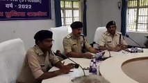 Video Story दूरबीन से प्रेमिका पर रखता था नजर, प्रेमी को पेड़ से बांधकर युवती ने दी कुछ ऐसी खौफनाक सजा