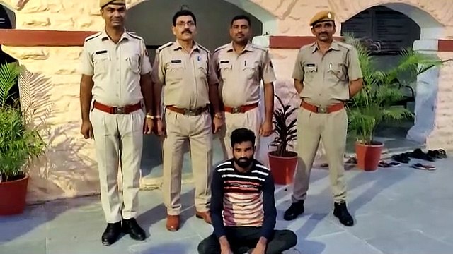 सरे राह महिला के गले से सोने की चेन उड़ाई, पुलिस ने दिखाई हवालात