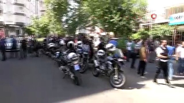 6 kişinin yaralandığı, 5 kişinin gözaltına alındığı kazada ortalık savaş alanına döndü