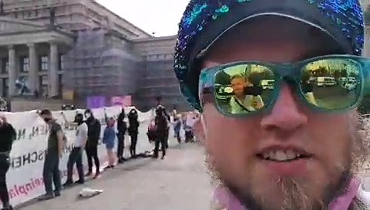 # Volkslehrer : Hier gibt es auch einen zaghaften Gegenprotest von den Unrechten.