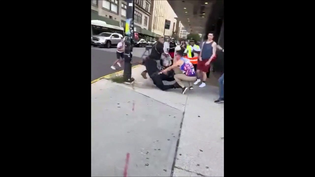 Un passant fait un double croche-patte à un suspect poursuivi par la police à Chicago