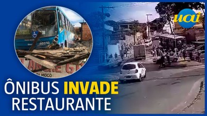 Ônibus bate em veículos e invade restaurante em BH