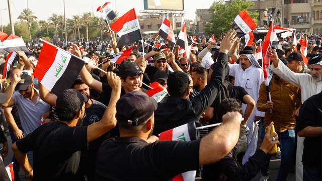 ما وراء الخبر - ورقة شعبية وأخرى سياسية.. أيهما يملكها مقتدى الصدر؟