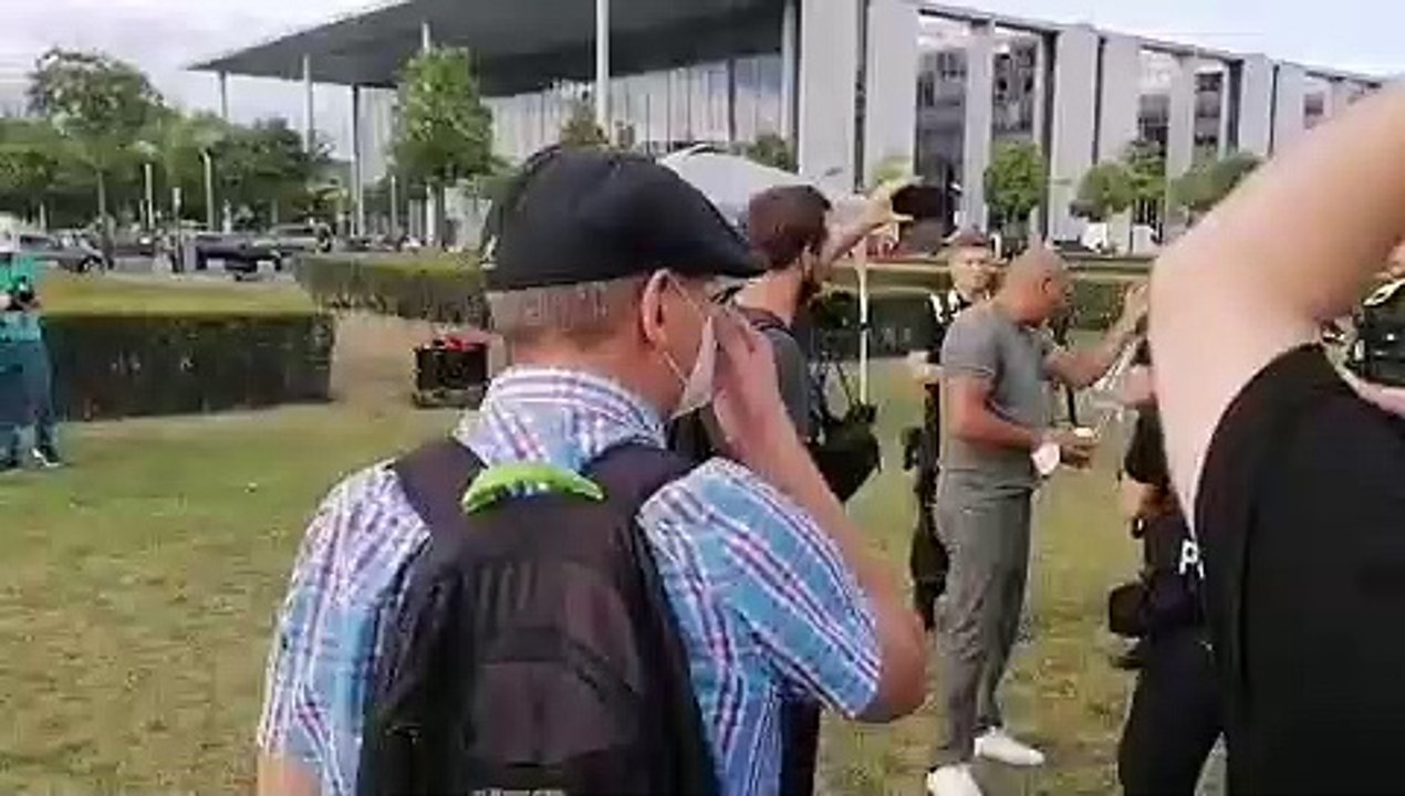 # Volkslehrer : Hier wird es ernst: Anselm Lenz und Fuad Afane sind erfreut, mich zu sehen ‍