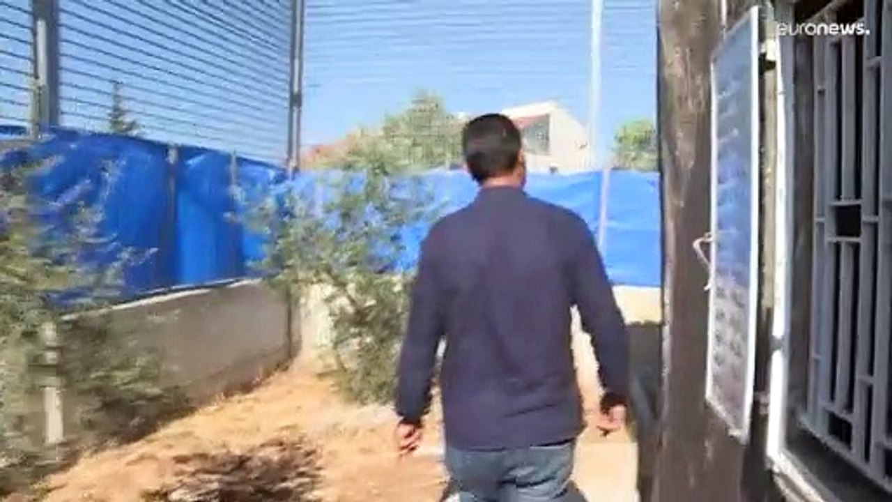 شاهد: بيت فلسطيني محاصر من المستوطنين اليهود ومراقب بكاميرات جيش الاحتلال